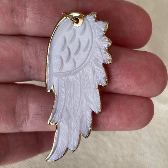 NWOT Natural shell feather angel wing pendant - Picture 3 of 6